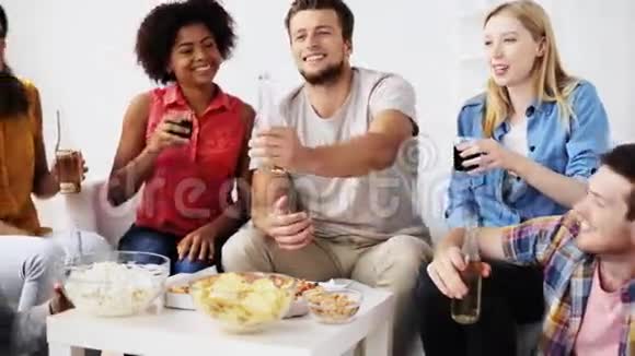 有饮料和零食的朋友在家聊天视频的预览图