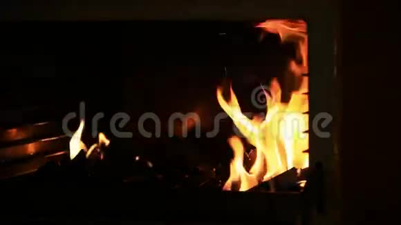 厨师正在制作火焰和火高清1920x1080视频的预览图