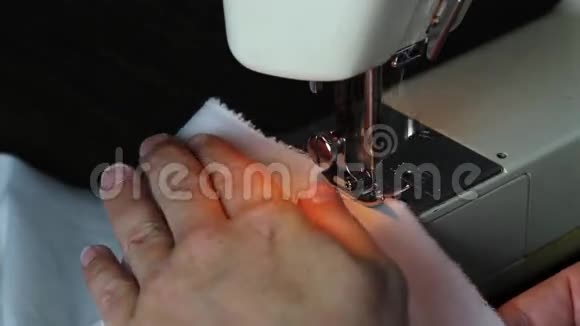 手导布通过缝纫机视频的预览图