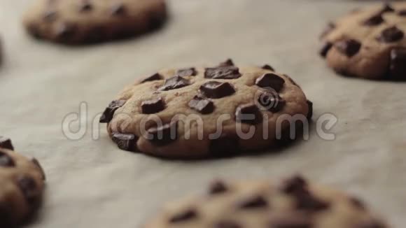 烘焙后的巧克力饼干视频的预览图