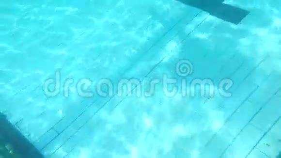 透明的蓝色水波荡漾水下镜头视频的预览图