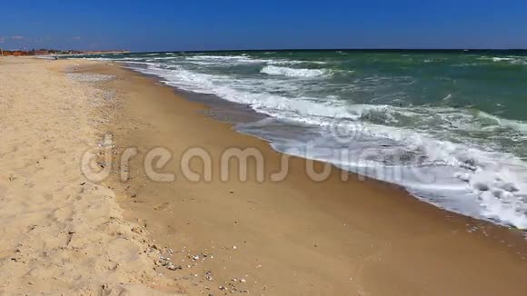 海岸线上的海浪视频的预览图