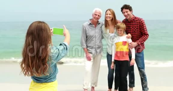 女儿给家人拍照视频的预览图