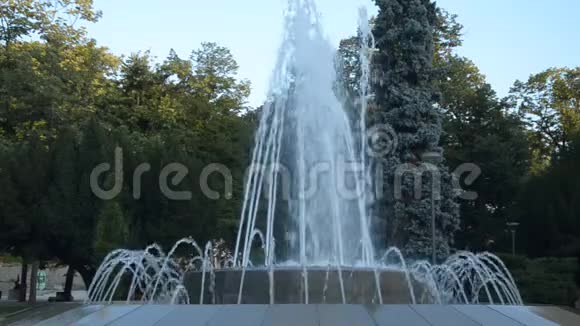 在塞尔维亚VrnjackaBanja喷泉视频的预览图
