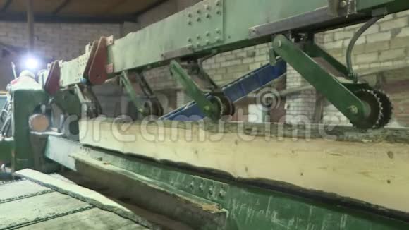 生产木板的工厂普拉拉马视频的预览图