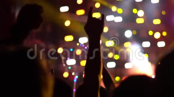 参加摇滚音乐会的人视频的预览图