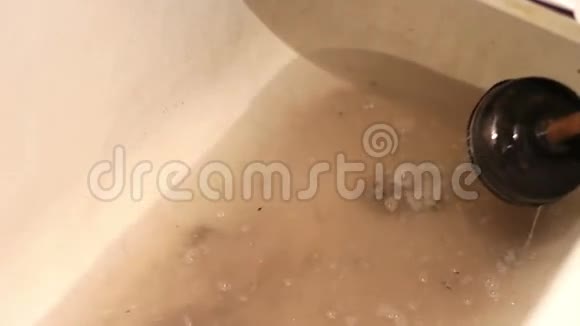 一个女人试图用柱塞打破浴室里堵塞的水槽视频的预览图