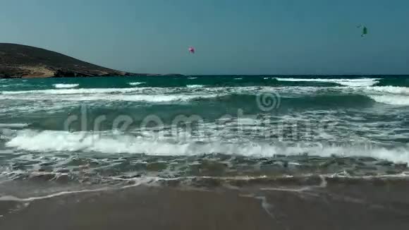 在普拉索尼西海滩冲浪视频的预览图