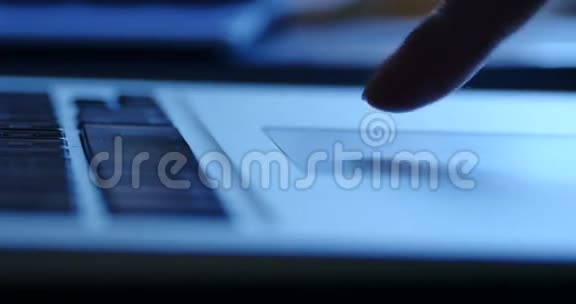 手指操作触摸板电脑笔记本电脑键盘输入特写视频的预览图