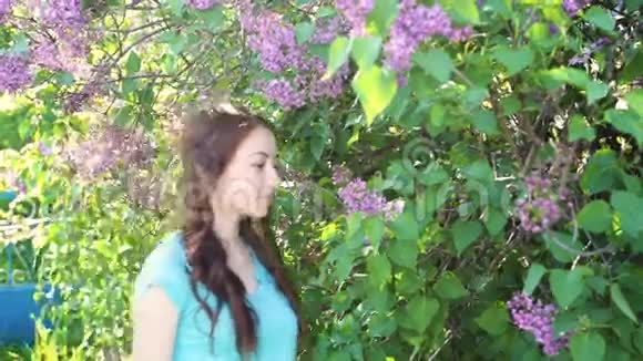 春天公园紫薇树旁的美女视频的预览图