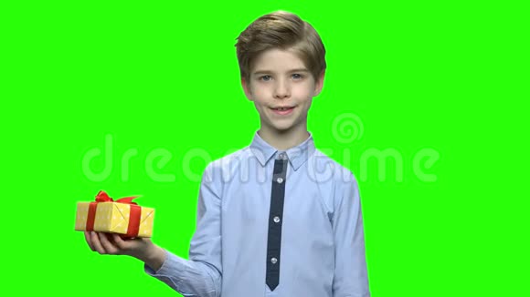 可爱的小男孩指着礼品盒视频的预览图