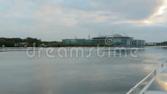 这艘船穿过圣彼得堡市中心的河流河上的巴士视频的预览图