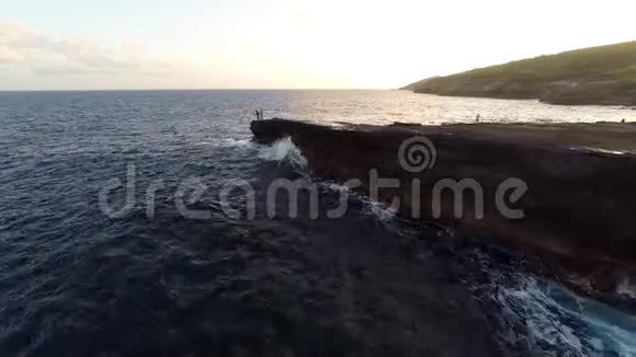 日落时与渔民一起空中短崖视频的预览图