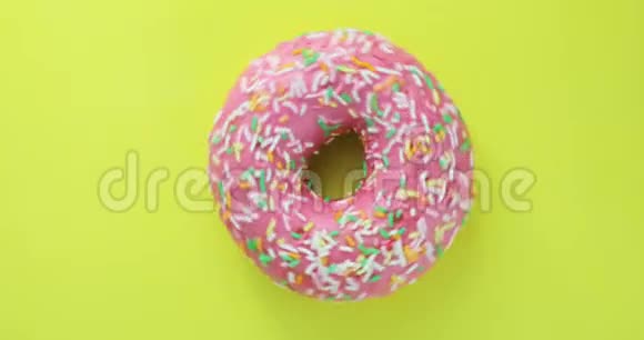 美味的甜面圈在盘子上旋转上景明亮多彩的甜甜圈特写镜头旋转着视频的预览图