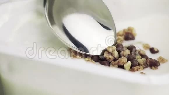 健康麦片巧克力和白酸酪健康食品营养概念视频的预览图
