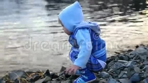 孩子把石头扔进河里视频的预览图