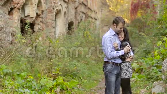 年轻夫妇亲吻大自然视频的预览图