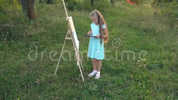 小女孩喜欢大自然视频的预览图