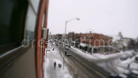 在冬天拍摄城市街道视频的预览图