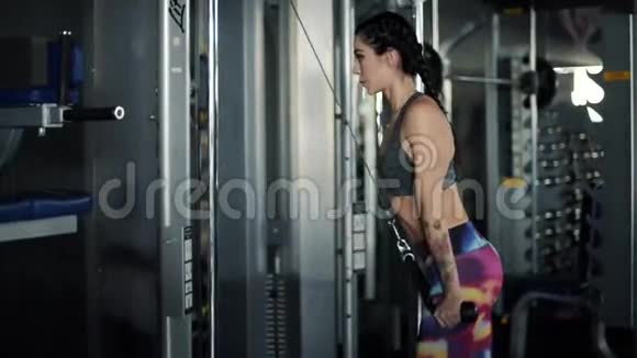 健身房里的女人视频的预览图