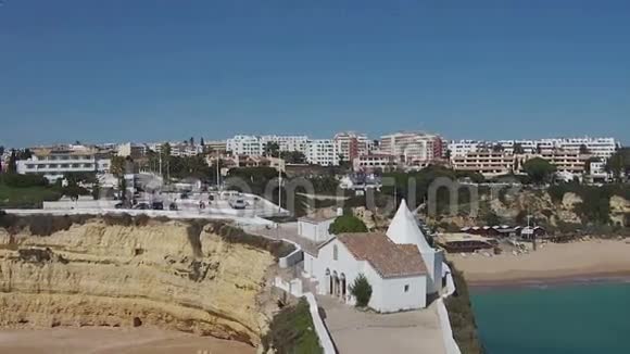 从教堂SenhoradaRocha起飞在ArmacaodePera阿尔加维葡萄牙视频的预览图