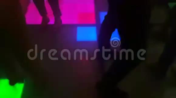 在夜总会跳舞的人们视频的预览图