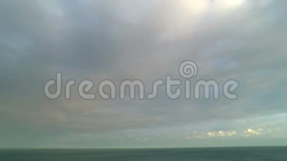 海面上乌云密布的日落天空视频的预览图