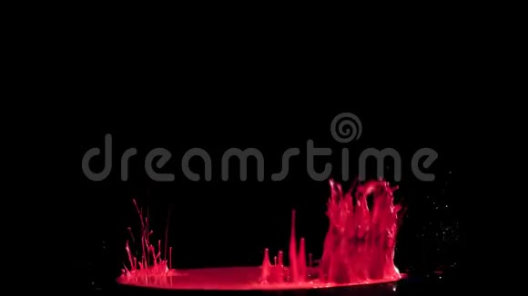 红色绘画跳跃与黑色背景舞蹈视频的预览图