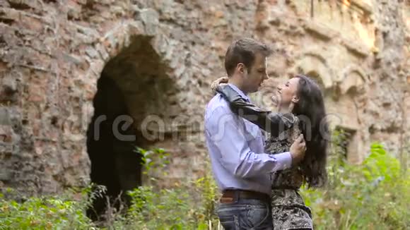 年轻夫妇亲吻大自然视频的预览图