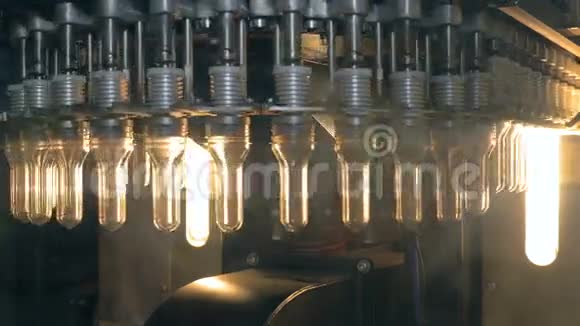 塑料PET瓶在塑料瓶生产工厂的传送带上移动视频的预览图