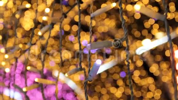 在灯光隧道里关闭彩色灯泡圣诞街道装饰城市新年准备视频的预览图