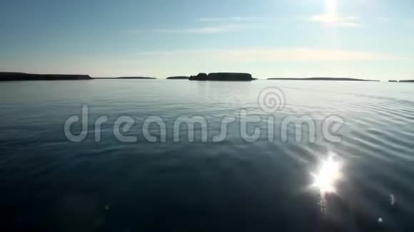 在北冰洋的水面上反射出明亮的晚霞视频的预览图