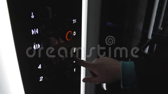 在电梯中点击按钮电梯视频的预览图