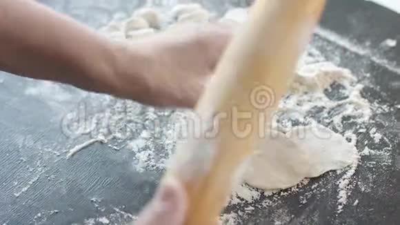 用木制擀面杖做肉饺视频的预览图
