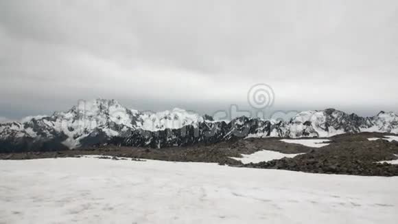 西兰雪山全景和直升机上的直升机视频的预览图