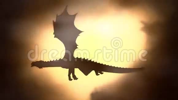 一只龙在太阳面前飞翔的剪影视频的预览图