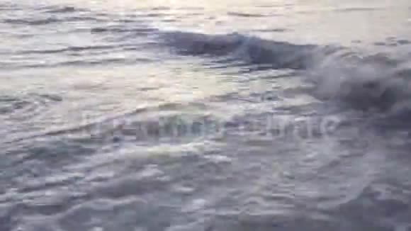 日落时海浪沙滩视频的预览图