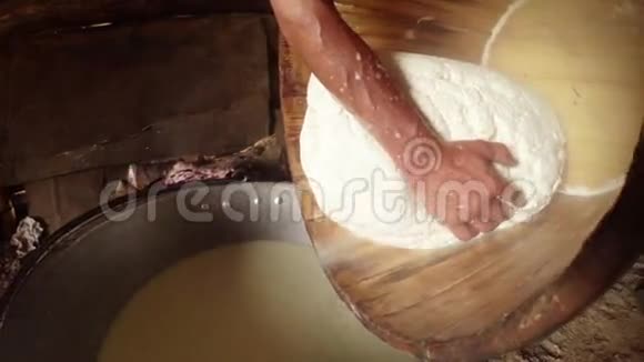 一个木制浴缸里的一大块feta奶酪从残留的视频的预览图