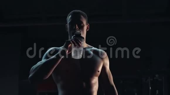 健美运动员肌肉发达视频的预览图