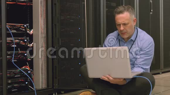 技术人员使用笔记本电脑分析服务器视频的预览图