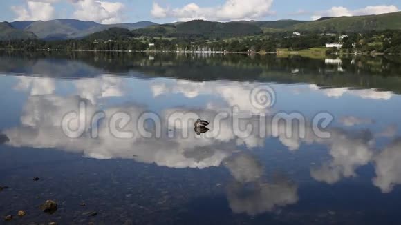 英国坎布里亚湖地区美丽的夏日有群山和蓝天视频的预览图