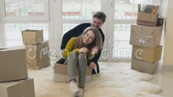 幸福的夫妻在新房子里一起玩视频的预览图