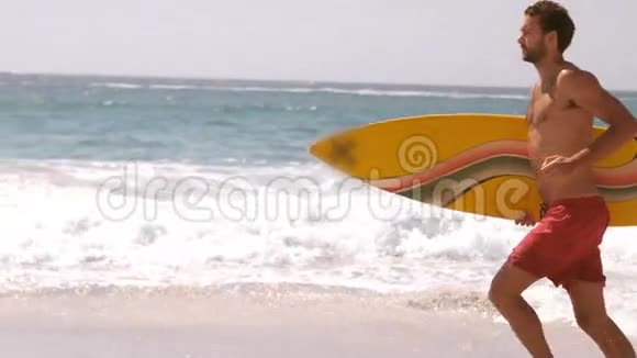 一个男人拿着冲浪板跑视频的预览图