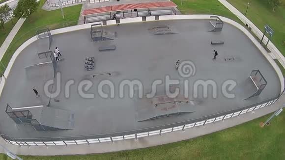 佛罗里达的滑板公园鸟瞰图视频的预览图