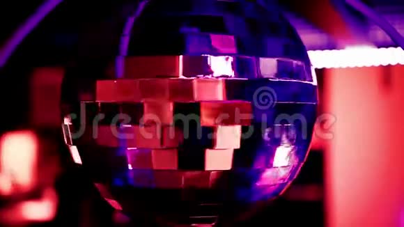 红色派对背景与迪斯科球视频的预览图