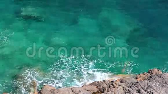 西班牙巴利阿里群岛马略卡岛清澈的水晶水视频的预览图
