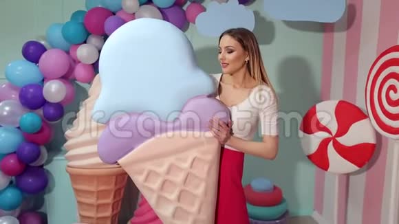 演播室里一个女孩拿着一个巨大的冰淇淋的肖像视频的预览图