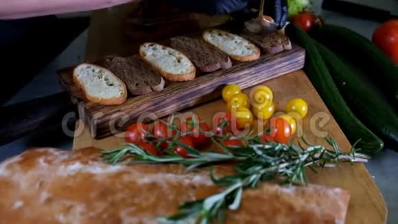 用烤西红柿罗勒和奶酪准备意大利面包意大利食物慢速运动视频的预览图