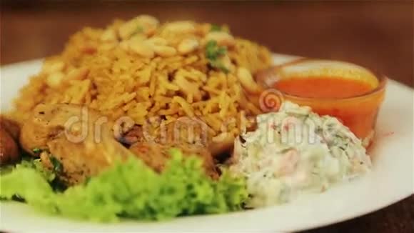 国家亚洲和阿拉伯美食米饭和肉盘皮劳米饭意大利饭视频的预览图