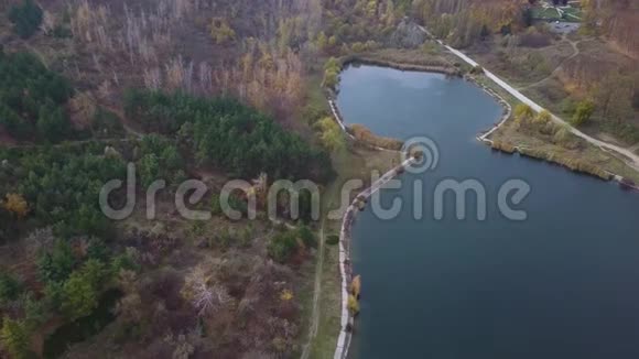 秋天飞越湖泊和森林视频的预览图